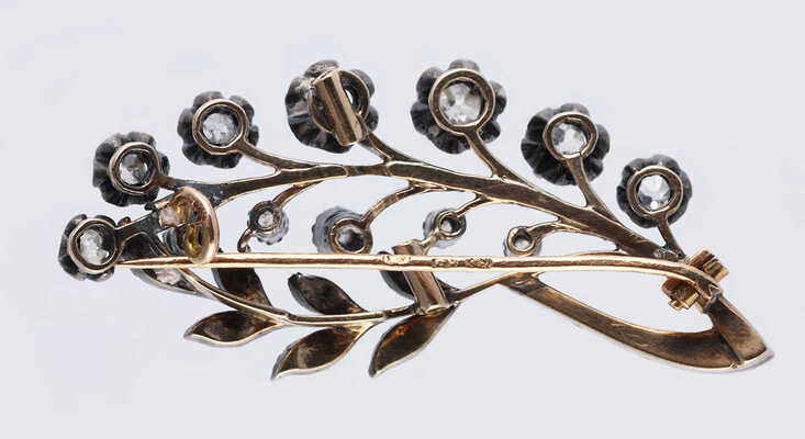 Брошь из золота (по клейму 56), общим весом 8,51 грамма, содержит природные вставки из бриллиантов